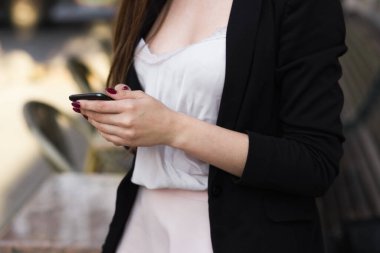 Cep telefonuyla konuşan biri.