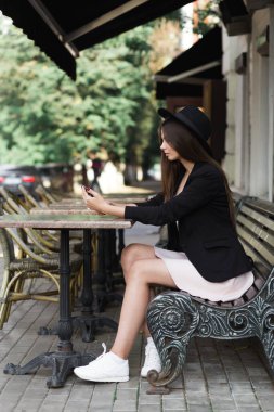 Cep telefonu tutan bir kadın.