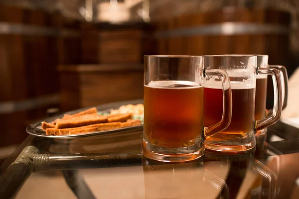 Un vaso de cerveza sobre una mesa — Foto de Stock