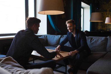 İş adamları, kafeteryadaki öngörülerinden dolayı kendilerini tebrik ettiler.