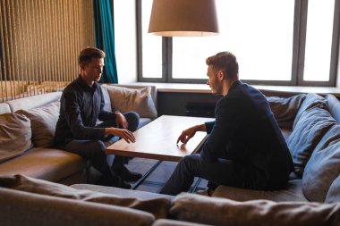 İş adamları, kafeteryadaki öngörülerinden dolayı kendilerini tebrik ettiler.