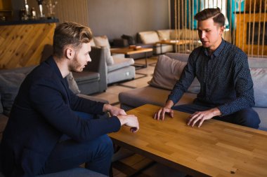 İş adamları, kafeteryadaki öngörülerinden dolayı kendilerini tebrik ettiler.