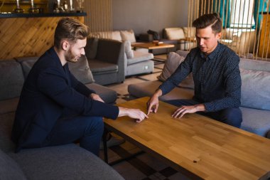 İş adamları, kafeteryadaki öngörülerinden dolayı kendilerini tebrik ettiler.