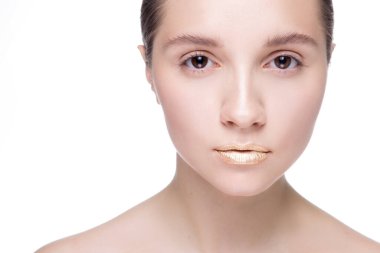 Temiz ciltli güzel bir kadın. Güzel bir yüz bakımı. Kozmetik, güzellik ve kaplıca. Boşluğu kopyala