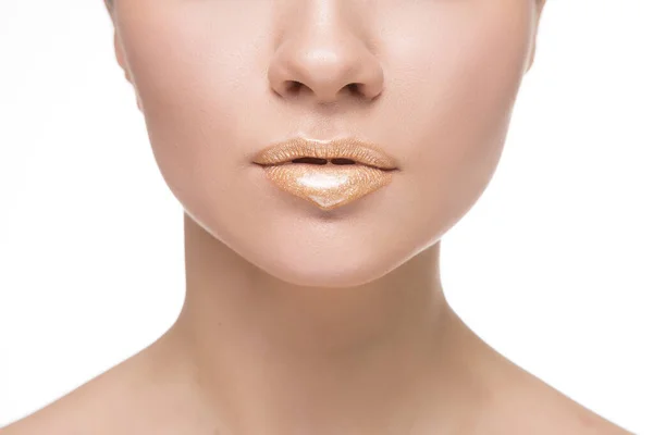 Gold Paint druipt van de lippen, gouden vloeistof druppels op mooie model meisjes mond. schoonheid vrouw gezicht make-up close-up — Stockfoto