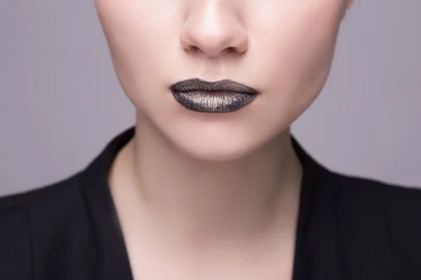 Zwarte lippen, zwarte vloeistof druppels op mooie model meisjes mond. schoonheid vrouw gezicht make-up close-up — Stockfoto