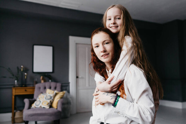 Юнг и взрослые сестры обнимаются на чердаке, представляя дружбу, доверие, сходство