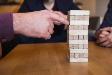 Erkekler modern tasarımı olan şık bir çatı katı kafede masa oyunu oynarlar.