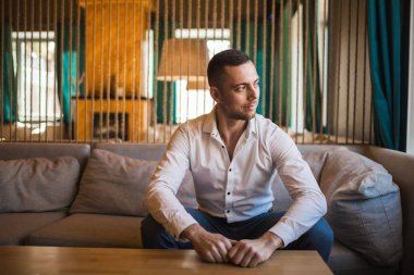 Genç adam modern bir kafede.