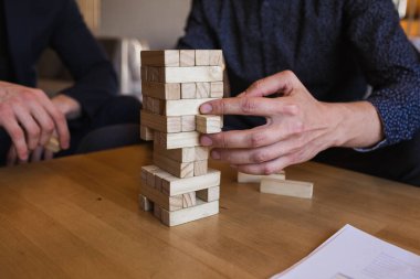 Erkekler modern tasarımı olan şık bir çatı katı kafede masa oyunu oynarlar.