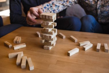 Erkekler modern tasarımı olan şık bir çatı katı kafede masa oyunu oynarlar.