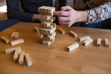 Erkekler modern tasarımı olan şık bir çatı katı kafede masa oyunu oynarlar.