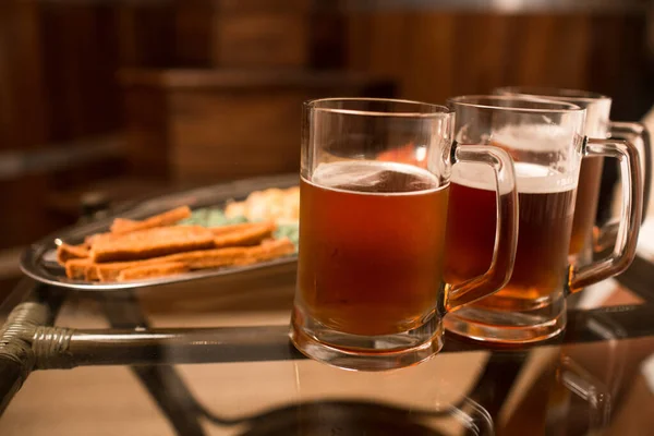 Un bicchiere di birra su un tavolo — Foto Stock