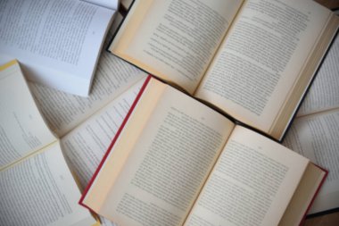 Biraz açık kitap geçmiş. Dağınık masa