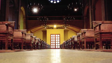 Koridor ve banklar bir kitle sırasında kilisede. Boş kopya alanı