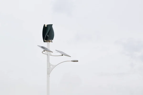 Turbina eólica y panel solar en una planta de generación de energía. Cielo nublado y espacio de copia vacío —  Fotos de Stock