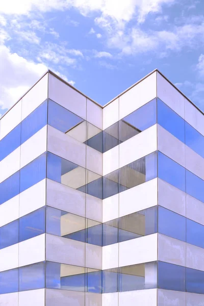 Modern mimari. Bazı yansımaları ile cephe cam ve beton üzerinde ofis binası. Simetri arka plan ve boş kopya alanı