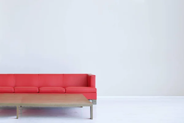 Sofá de cuero rojo y una mesa de madera. Pared vacía con espacio de copia vacío blanco — Foto de Stock
