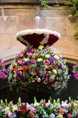Barcelona'da Corpus Christi Festivali için bazı çiçek süslemeleri ile Cloister iç