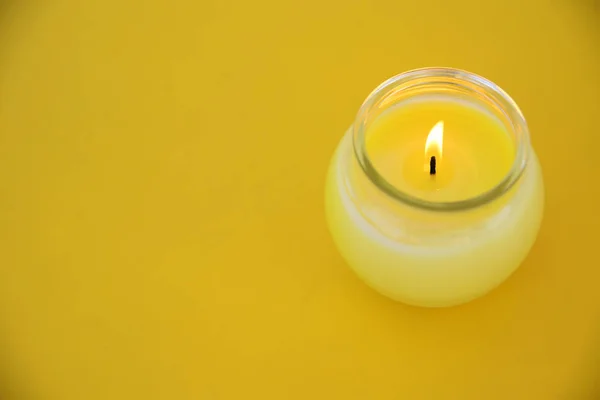 Žlutá minimalistický středobodem citronela svíčka ve sklenici. Kopie prázdný prostor — Stock fotografie