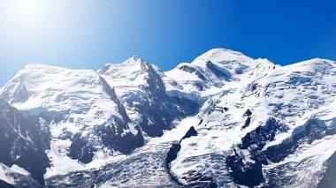 Fransa'da Chamonix köyden Alp Dağları görüntüleyin. Mavi gökyüzü