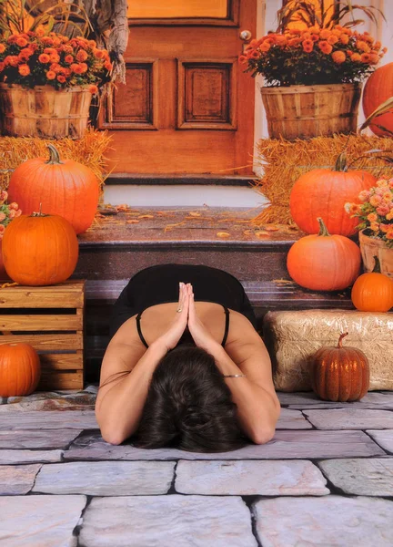 güzel Bayan sonbahar zemin üzerinde Yoga poz yapıyor
