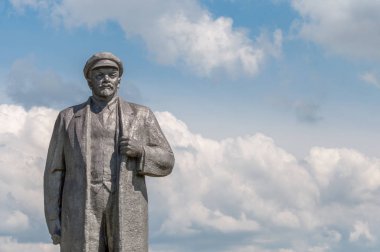 Kremenivka, Ukrayna - 21 Mayıs 2017: Vladimir Lenin, Sovyet lideri Anıtı. Taş heykeli gökyüzü görünüm ile. Arkadan Görünüm.