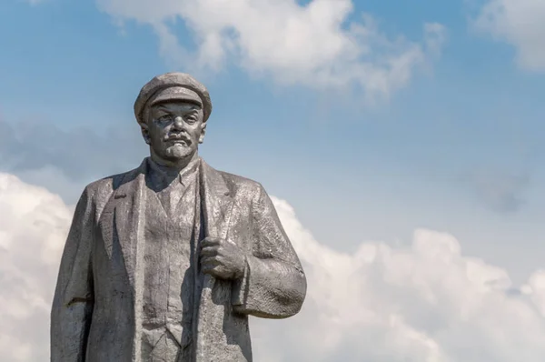 Kremenivka, Ucraina - 21 maggio 2017: Il monumento a Vladimir Lenin, il leader sovietico. Statua in pietra con vista verso il cielo. Vista posteriore . — Foto Stock