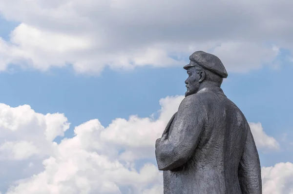 Kremenivka, Ucraina - 21 maggio 2017: Il monumento a Vladimir Lenin, il leader sovietico. Statua in pietra con vista verso il cielo. Vista posteriore . — Foto Stock