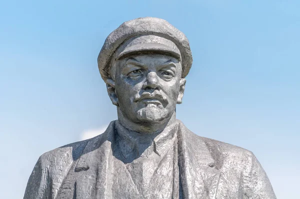 Kremenivka, Ucrânia - 21 de maio de 2017: O monumento a Vladimir Lenin, o líder soviético. Estátua de pedra com vista para o céu. Visão traseira . — Fotografia de Stock