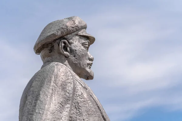 Kremenivka, Ucrânia - 21 de maio de 2017: O monumento a Vladimir Lenin, o líder soviético. Estátua de pedra com vista para o céu. Visão traseira . — Fotografia de Stock
