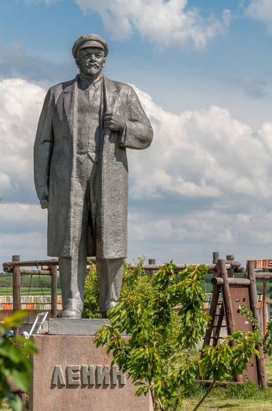 Kremenivka, Ucrânia - 21 de maio de 2017: O monumento a Vladimir Lenin, o líder soviético. Estátua de pedra com vista para o céu. Descomunização . — Fotografia de Stock