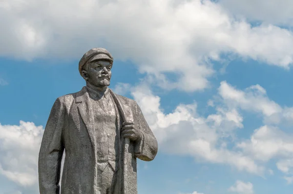 Kremenivka, Ucraina - 21 maggio 2017: Il monumento a Vladimir Lenin, il leader sovietico. Statua in pietra con vista verso il cielo. Decomunizzazione . — Foto Stock