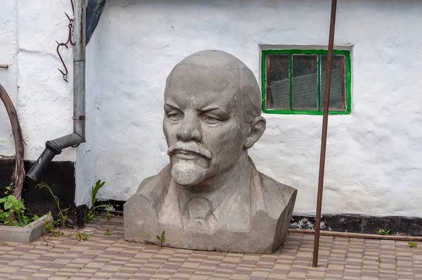 Kremenivka, Ucraina - 21 maggio 2017: Il busto a Vladimir Lenin, il leader sovietico. Statua di pietra. Decomunizzazione . — Foto Stock