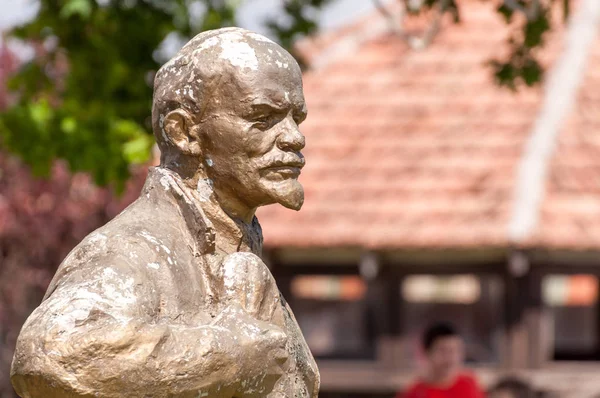 Kremenivka, Ucraina - 21 maggio 2017: Il monumento a Vladimir Lenin, il leader sovietico. Statua di pietra. Decomunizzazione . — Foto Stock