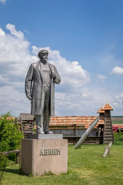 Kremenivka, Ucrânia - 21 de maio de 2017: O monumento a Vladimir Lenin, o líder soviético. Estátua de pedra com vista para o céu. Descomunização . — Fotografia de Stock