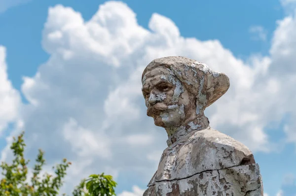 Kremenivka, Ukrayna - 21 Mayıs 2017: Chapaev Anıtı. Taş heykeli gökyüzü görünüm ile. Decommunization.