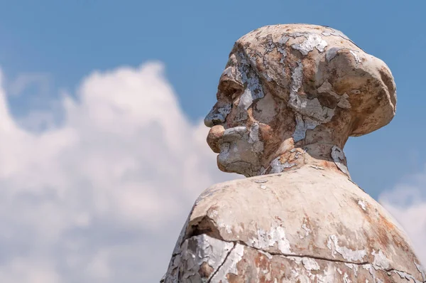 Kremenivka, Ucrania - 21 de mayo de 2017: El monumento a Chapaev. Estatua de piedra con vista al cielo. Desinmunización . — Foto de Stock