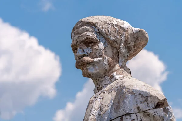 Kremenivka, Ucraina - 21 maggio 2017: Il monumento a Chapaev. Statua in pietra con vista verso il cielo. Decomunizzazione . — Foto Stock