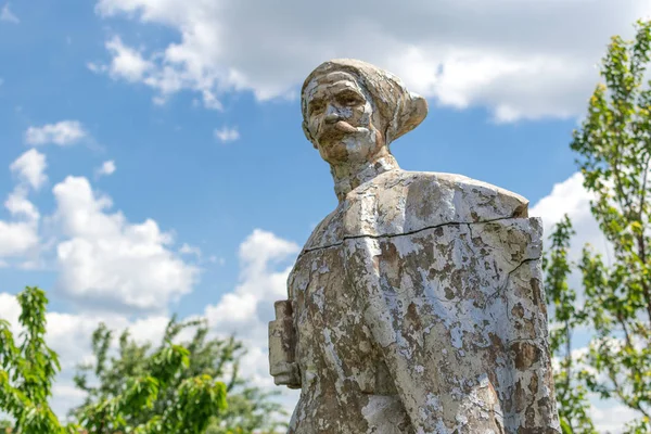 Kremenivka, Ucrânia - 21 de maio de 2017: O monumento a Chapaev. Estátua de pedra com vista para o céu. Descomunização . — Fotografia de Stock