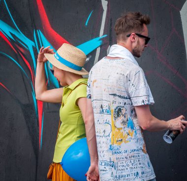 Ukrayna, Nikolaev, 24.06.2017: Festival grafiti gençlik günlük ayrılmış. Şehir merkezi kare. Genç çocuk bir sprey ile bir duvara grafiti çizim.