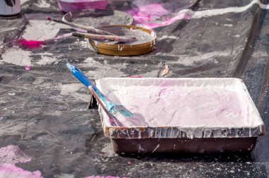 Boyalar ve grafiti ya da sokak sanatı çizim için fırçalar.