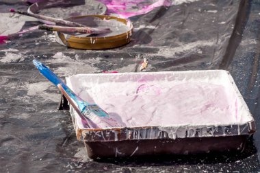 Boyalar ve grafiti ya da sokak sanatı çizim için fırçalar.