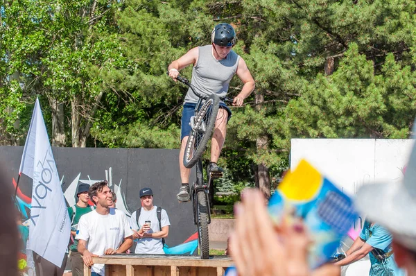 Ukraine, Nikolaev, 24.06.2017 : Exposition sur la place centrale d'un cycliste acrobate dédiée à la Journée de la Jeunesse . — Photo