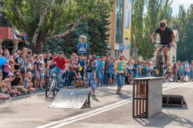 Ukrayna, Nikolaev, 24.06.2017: Bir sergi göstermek gençlik günlük ayrılmış bir akrobat bisikletçi kare şehir merkezi.