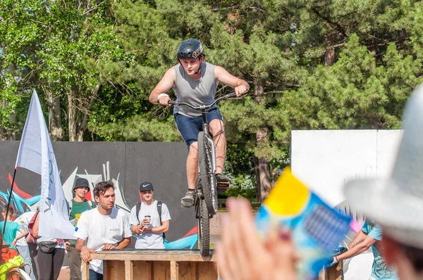 Ukraine, Nikolaev, 24.06.2017 : Exposition sur la place centrale d'un cycliste acrobate dédiée à la Journée de la Jeunesse . — Photo