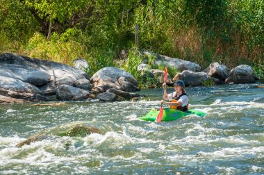 Köy Myhiya, Nikolaev region, Ukrayna - 2 Temmuz 2017: güneşli havalarda Güney Bug Nehri üzerinde kayak. Aşırı dinlenme, rafting ve Kayak sporcu eğitim için popüler bir yer.