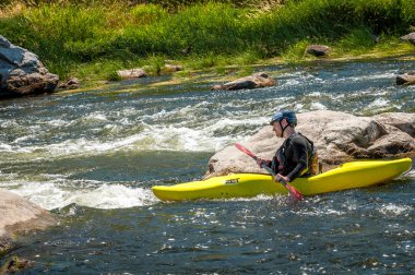 Köy Myhiya, Nikolaev region, Ukrayna - 2 Temmuz 2017: güneşli havalarda Güney Bug Nehri üzerinde kayak. Aşırı dinlenme, rafting ve Kayak sporcu eğitim için popüler bir yer.