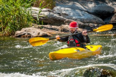 Köy Myhiya, Nikolaev region, Ukrayna - 2 Temmuz 2017: güneşli havalarda Güney Bug Nehri üzerinde kayak. Aşırı dinlenme, rafting ve Kayak sporcu eğitim için popüler bir yer.