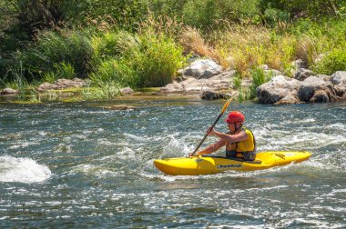 Köy Myhiya, Nikolaev region, Ukrayna - 2 Temmuz 2017: güneşli havalarda Güney Bug Nehri üzerinde kayak. Aşırı dinlenme, rafting ve Kayak sporcu eğitim için popüler bir yer.